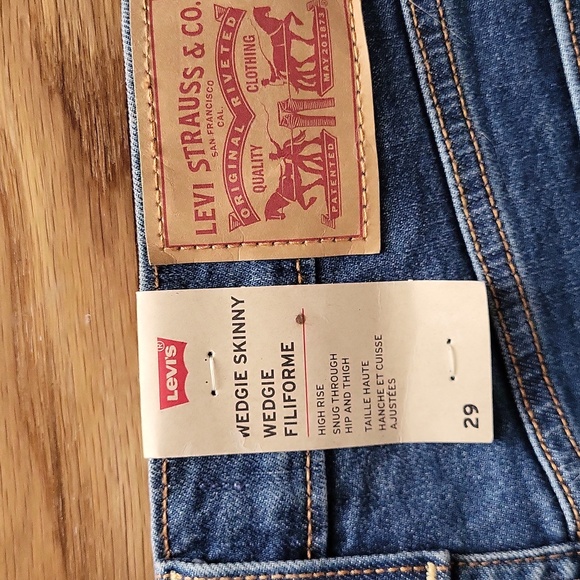 Levi's NWT - Wedgie Skinny Jeans - Medium Wash - 29" x 27" - Picture 6 of 8
